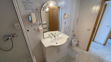 Leilighet | Bad | Dusj, hårføner, håndklær og såpe