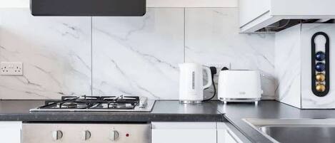 Coffee/tea maker, fridge, oven, stovetop