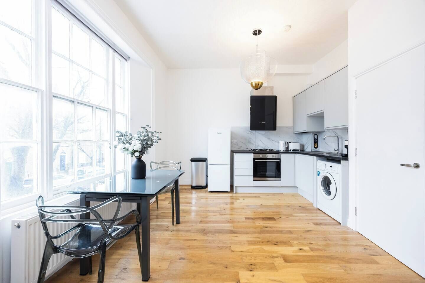 Fridge, oven, stovetop, coffee/tea maker