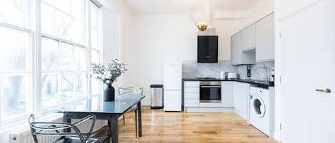 Réfrigérateur, four, plaque de cuisson, cafetière/bouilloire