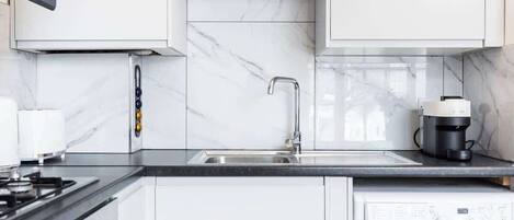 Coffee/tea maker, fridge, oven, stovetop