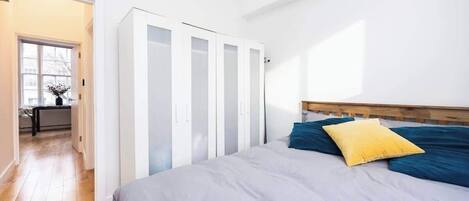 1 habitación, tabla de planchar con plancha, wifi y ropa de cama