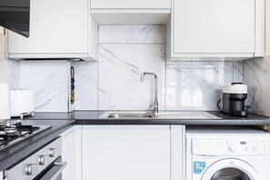 Kjøleskap, ovn, kokeplater og kaffetrakter/tekoker