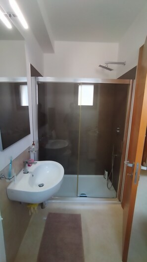 Dusche, Haartrockner, Bidet, Handtücher
