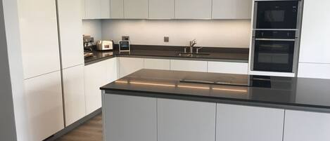 Mikrowelle, Ofen, Geschirrspüler