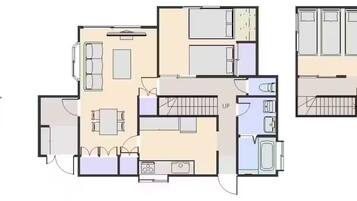 Een plattegrond van een hotel met een parkeerplaats, meerdere slaapkamers, een keuken en een badkamer.