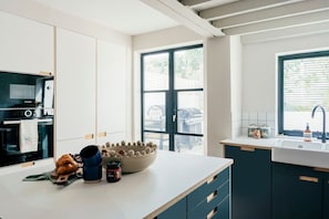 Kühlschrank, Mikrowelle, Ofen, Herdplatte
