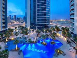 Una piscina al aire libre