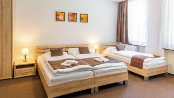 غرفة ثلاثية - بمطبخ مصغر | خزنة داخل الغرفة وأسرّة أطفال/رضّع وواي فاي مجانًا وملاءات أسرّة