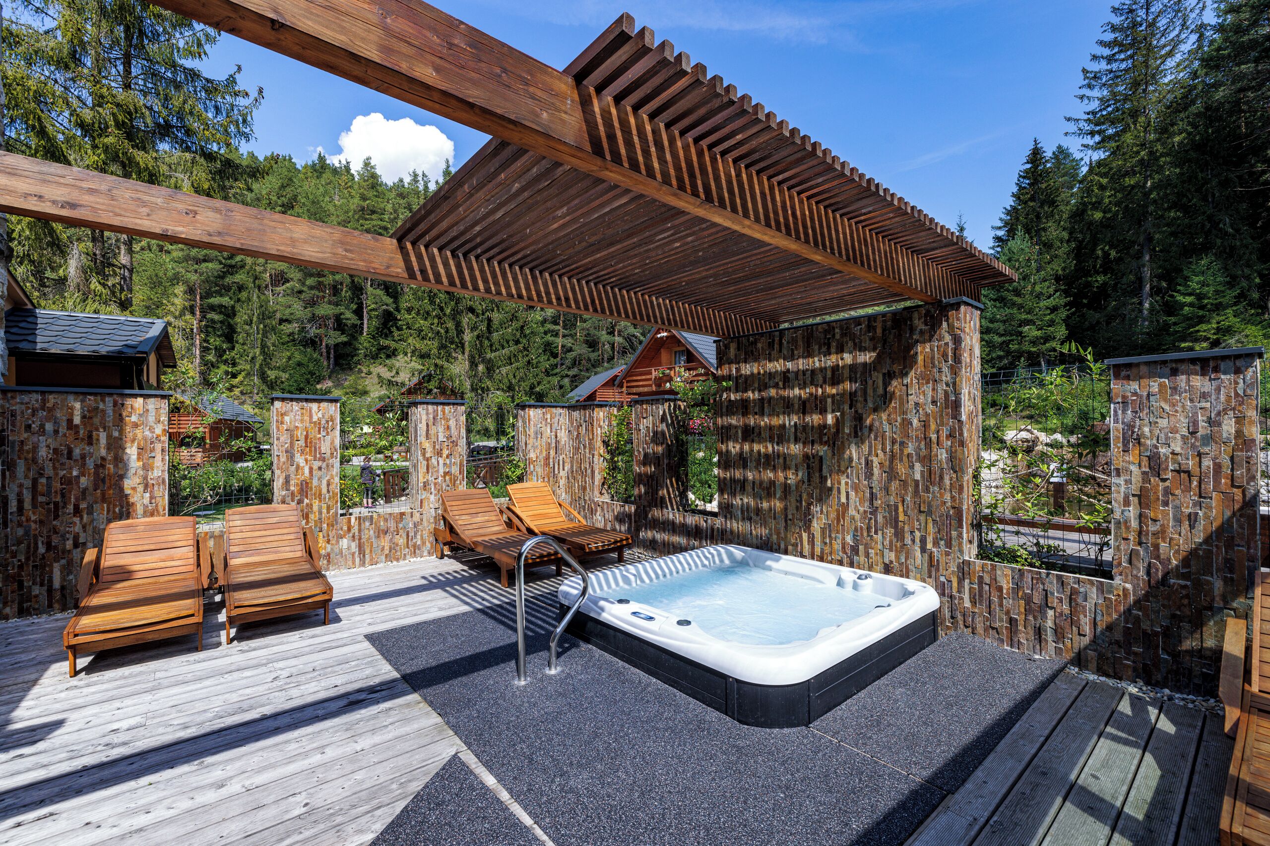 Outdoor spa tub