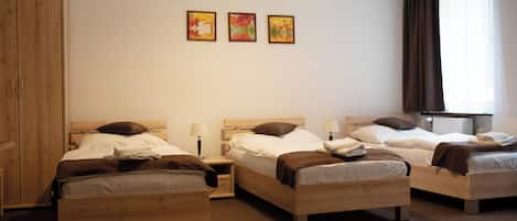 Chambre triple, Plusieurs lits, non-fumeur | Coffre-fort, lit de bébé (supplément), accÚs au Wi-Fi (inclus)
