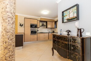 Réfrigérateur, four à micro-ondes, un four, lave-vaisselle