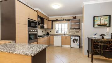 Frigorífico, microondas, horno y lavavajillas