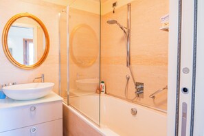 Een douche, een haardroger, een bidet, handdoeken
