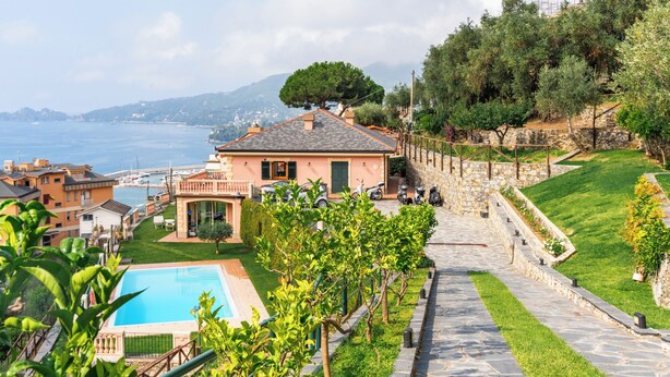 A coastal villa with a swimming pool, stone pathway, and a view of the sea. - Charming 3-bedroom 4 bathrooms villa with WiFi and AC in beautiful Rapallo (Rapallo)