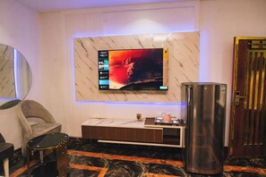 デスク、WiFi (無料)