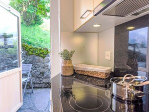 Uuni, astianpesukone, syöttötuoli