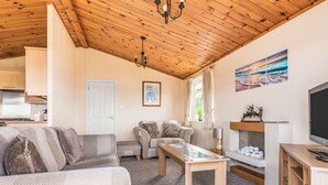 Living area - Wonderful private villa for 4 guests with WIFI, TV, balcony and pets allowed (Ballingry)