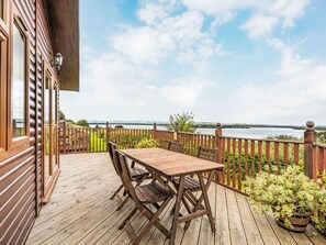 Outdoor dining - Beautiful private villa for 4 guests with WIFI, TV, balcony and pets allowed (Ballingry)
