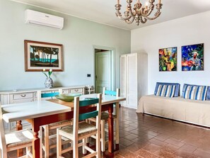 Dining - Beautiful apartment for 4 guests with WIFI, A/C, TV and balcony (Colico)