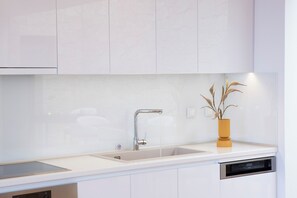 Fridge, oven, dishwasher, coffee/tea maker