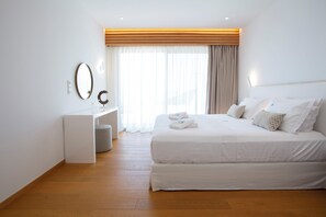 خزنة داخل الغرفة ومكتب ومكواة/لوح كي وواي فاي مجانًا