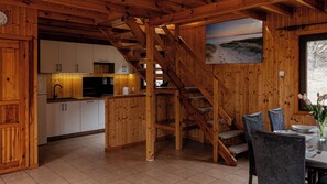Domek (2) | Private kitchen | Fridge, stovetop, electric kettle, cookware/dishes/utensils - Domki Sun & Snow Limbowa 7 (Dębina)