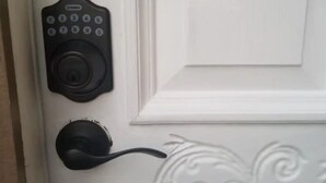 A white door with a doorbell and a door handle. - estudio proyector (Marietta)