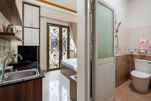 開放式客房, 露台 | 遮光窗簾/窗簾、免費 Wi-Fi、床單