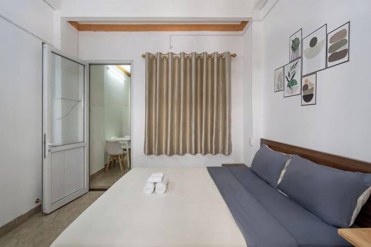 Blackout drapes, free WiFi, bed sheets