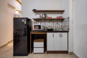 Estudio Deluxe | Cocina privada | Refrigerador, microondas, parrilla de estufa y utensilios de cocina 