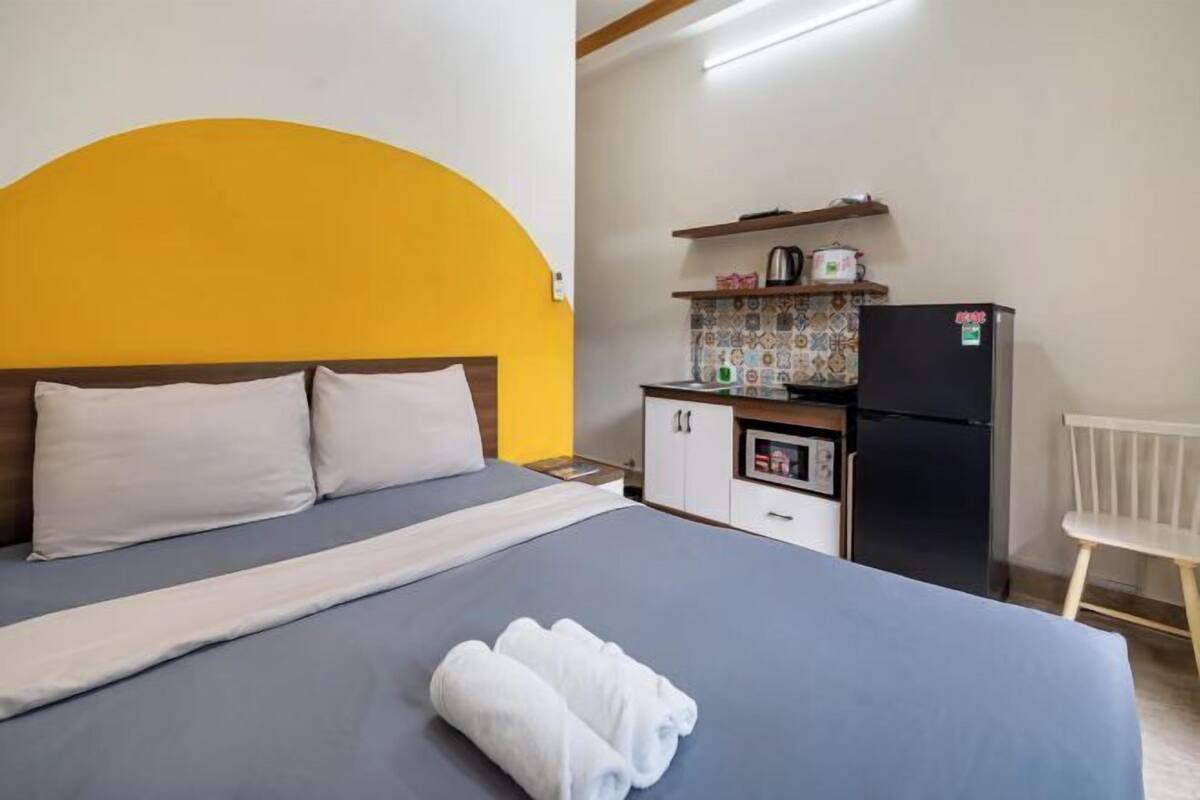 Blackout drapes, free WiFi, bed sheets