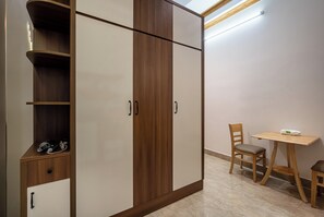 Deluxe Studio | In-room dining