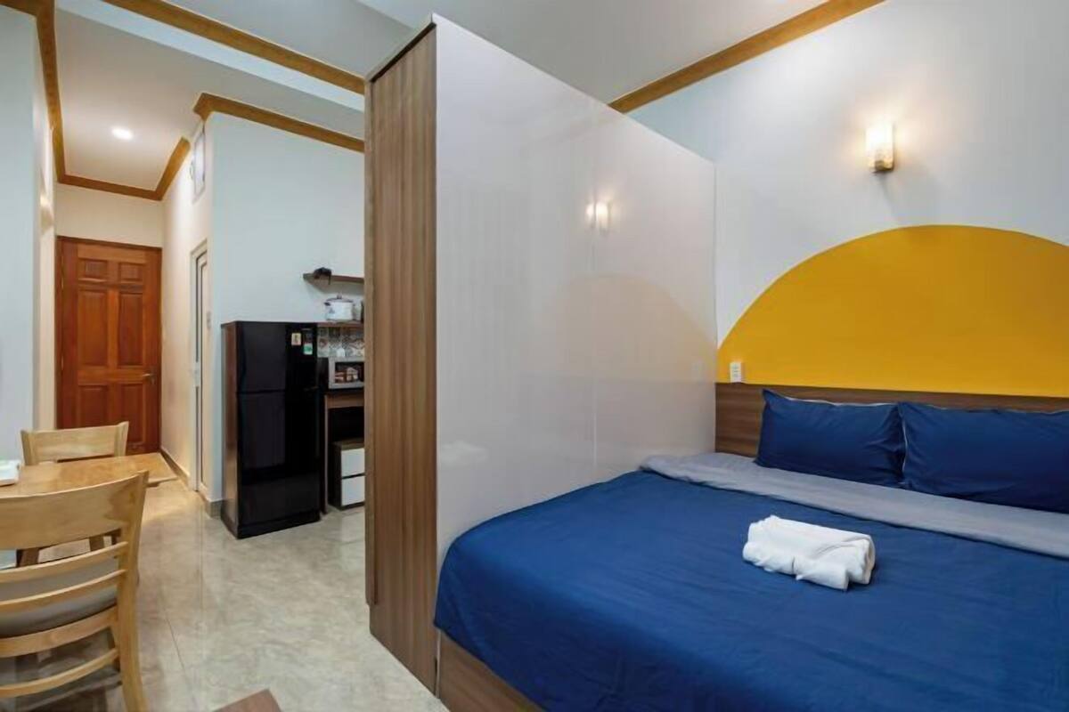 Blackout drapes, free WiFi, bed sheets