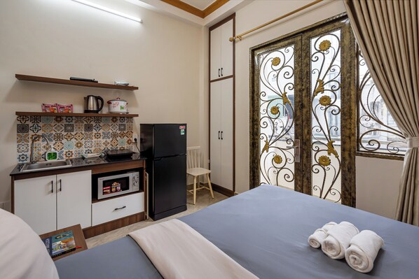 Estudio, balcón | Cocina privada | Refrigerador, microondas, parrilla de estufa y utensilios de cocina 