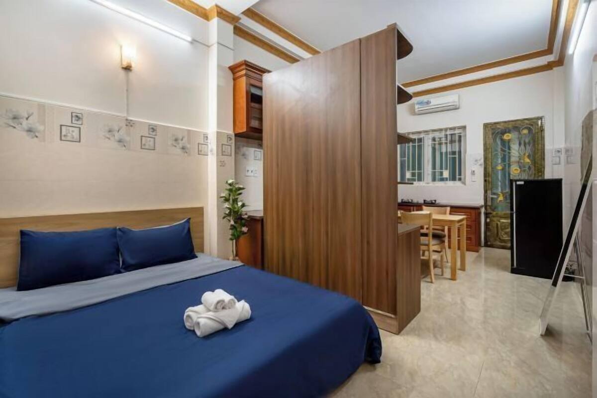 Blackout drapes, free WiFi, bed sheets