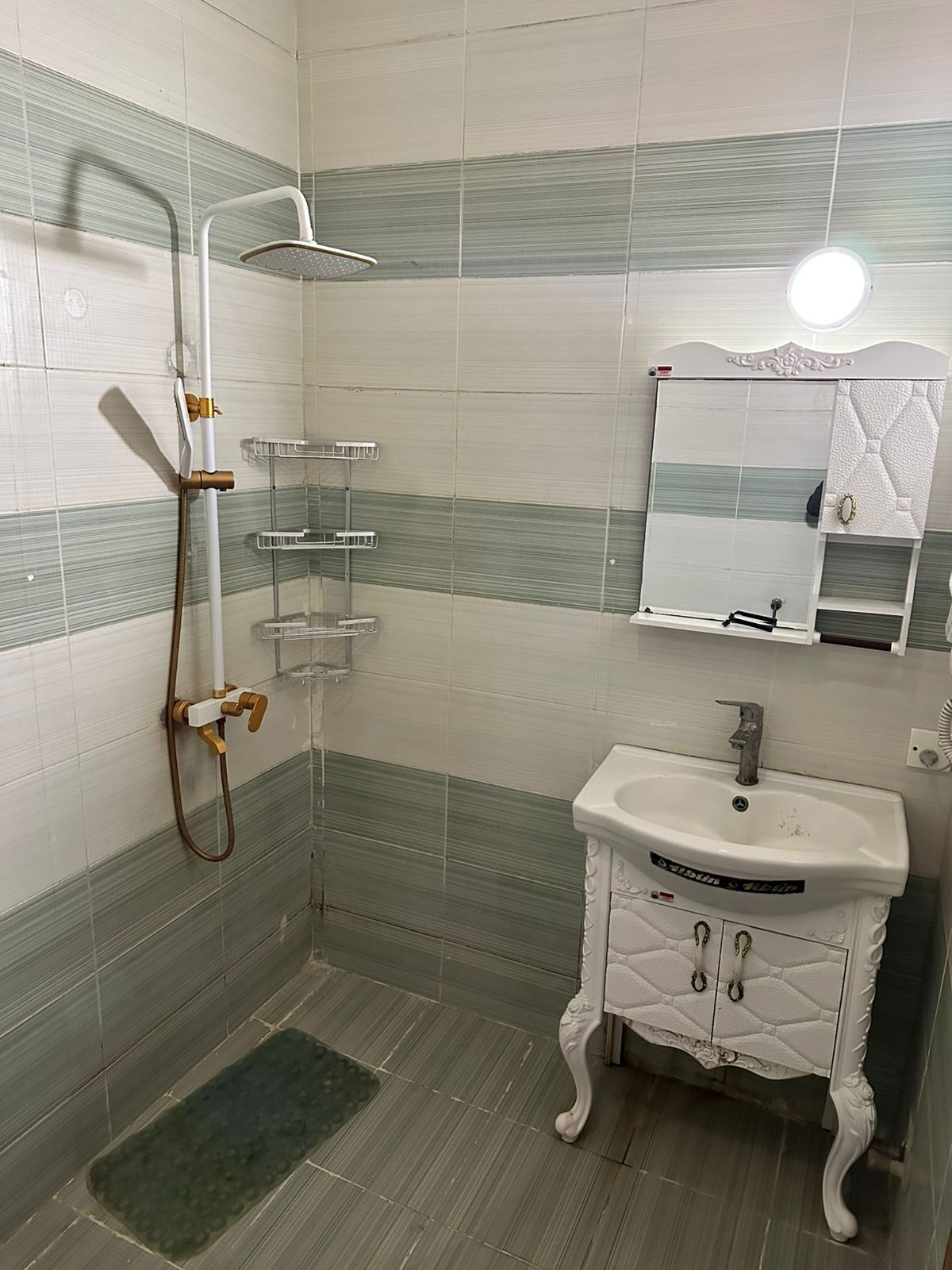 Standard Double or Twin Room | Bathroom
