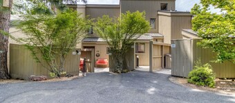 Lodge Condo 32, 2BDRM, 1BATH, close to Black Butte Lodge