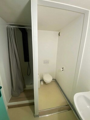 Bathroom - Homerez - Cozy Studio in Cherbourg-en-Cotentin - 15 m² (Cherbourg-en-Cotentin)