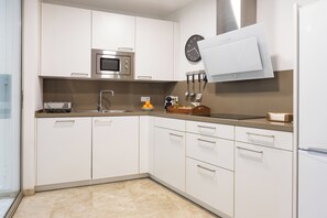 Geladeira, micro-ondas, cooktop, lava-louças