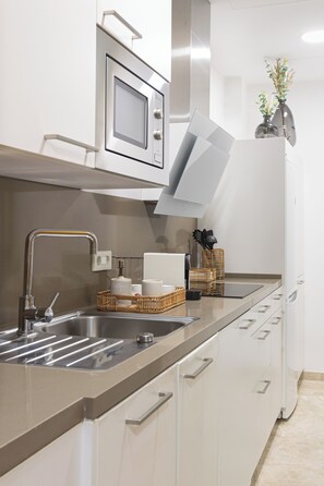 Fridge, microwave, stovetop, dishwasher