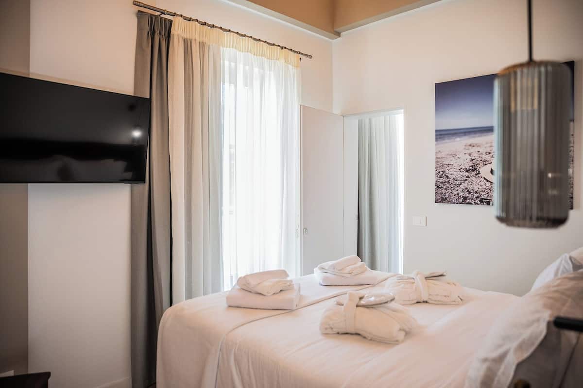 Hypo-allergenic bedding, in-room safe, iron/ironing board, free WiFi