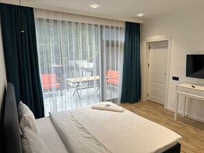 Villa familiar, vistas a la montaña | Caja fuerte, cortinas opacas, sistema de insonorización