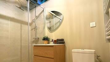 Haartrockner, Handtücher, Seife, Toilettenpapier