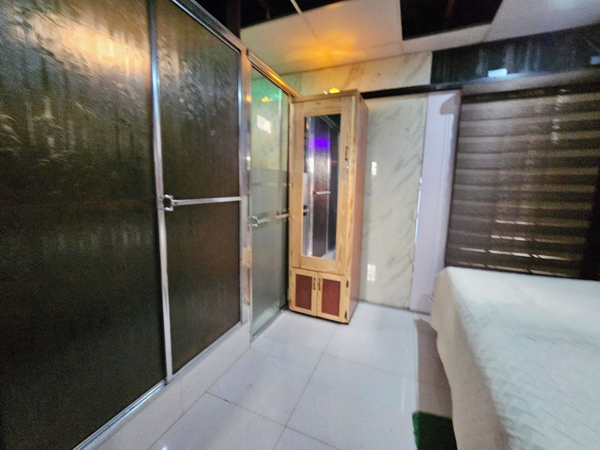 Iron/ironing board, Internet, bed sheets