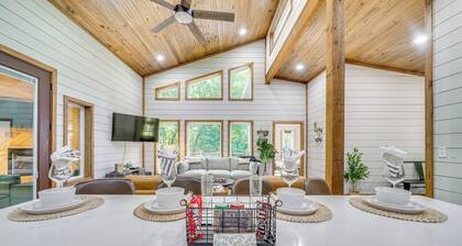 Creekside Cabin w/ Views & Hot Tub in Broken Bow