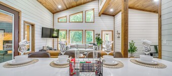 Creekside Cabin w/ Views & Hot Tub in Broken Bow