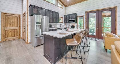 Creekside Cabin w/ Views & Hot Tub in Broken Bow
