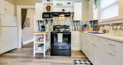 Walk Downtown: Inviting Apartment in Greensboro!