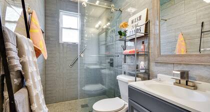 Walk Downtown: Inviting Apartment in Greensboro!